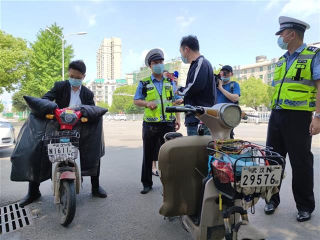 注意武汉开展电动自行车非法改装路面联合检查