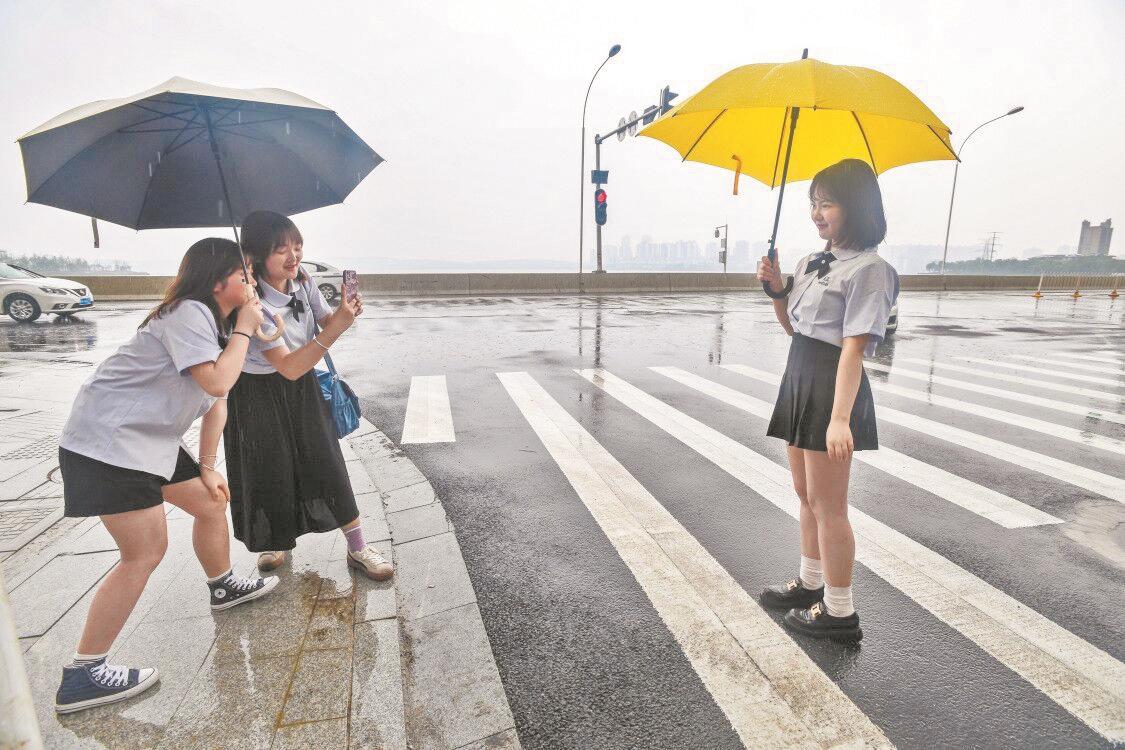 武漢南湖一路口似動漫場景成打卡地 交管提醒市民拍照請注意安全(圖1)