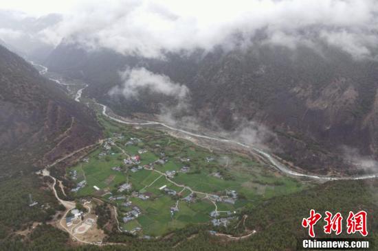 图为雨后林芝市察隅县乡村风光秀丽(无人机照片).