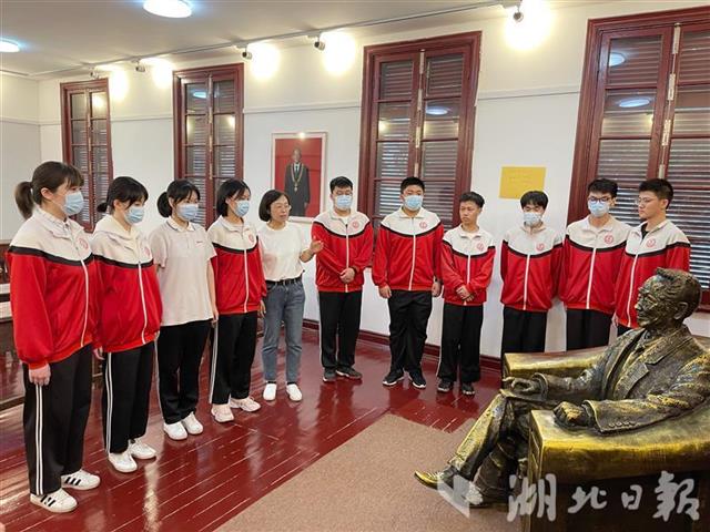 悼念老学长武汉四中袁隆平塑像前摆满鲜花