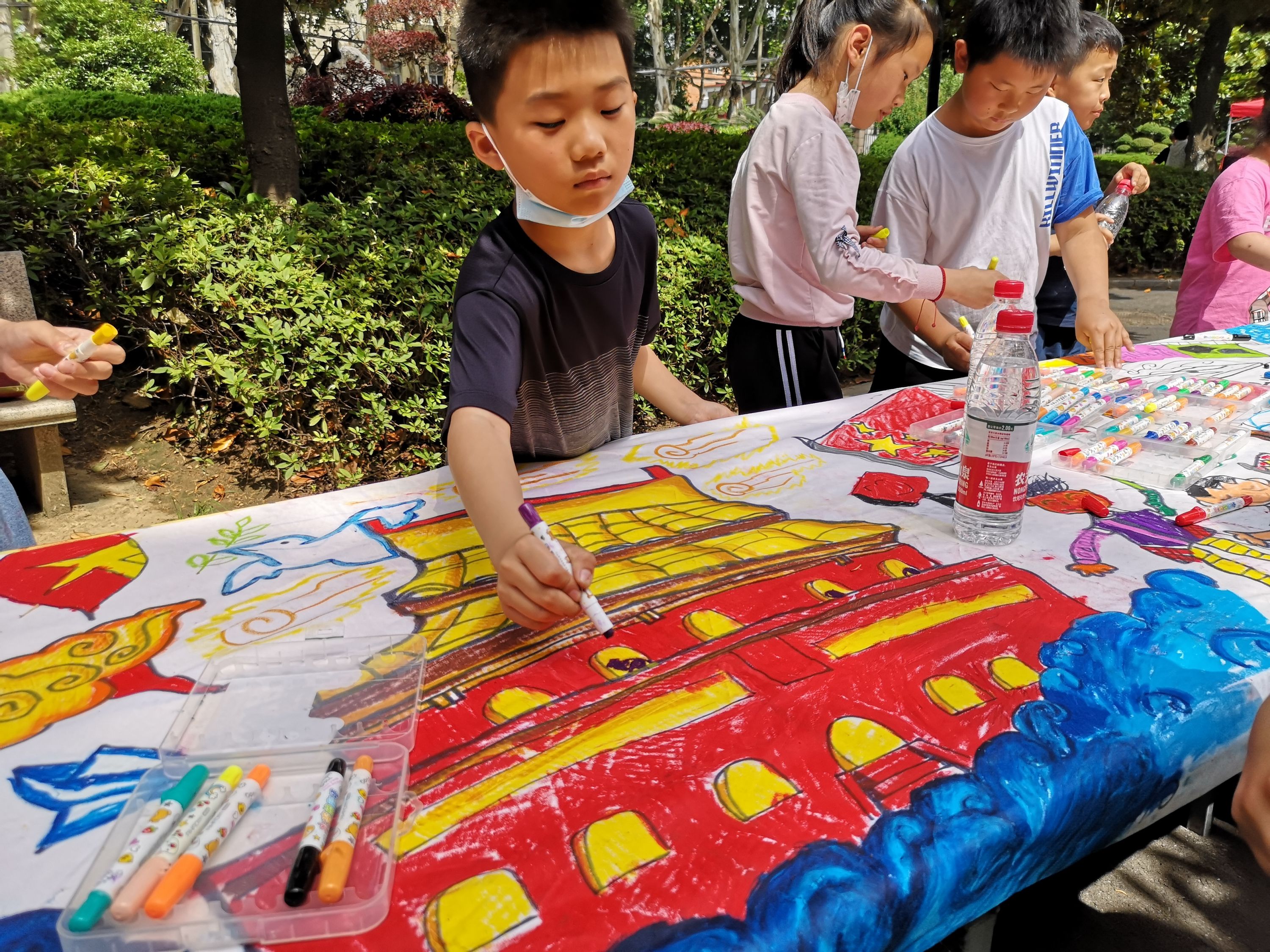 江城小学生们齐心绘就百米长卷