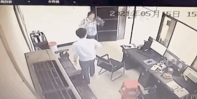 醉酒男在派出所打老婆下一秒被ko