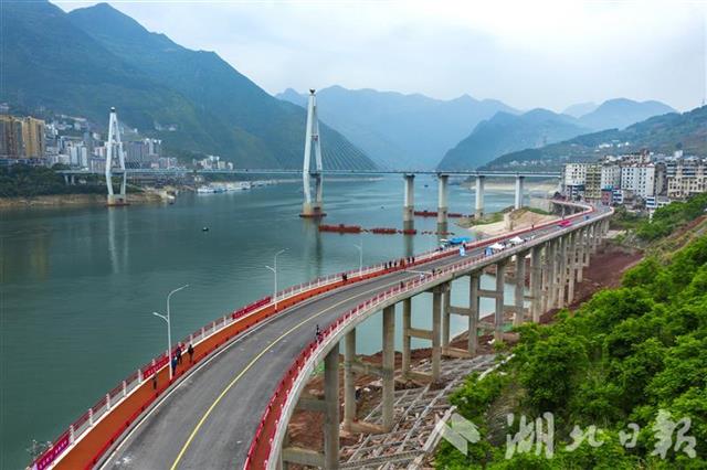 巴东县城长江两岸形成11公里画廊