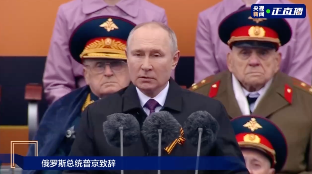 普京:二战历史不容篡改俄罗斯联邦国防部长绍伊古检阅方阵,并向战士们