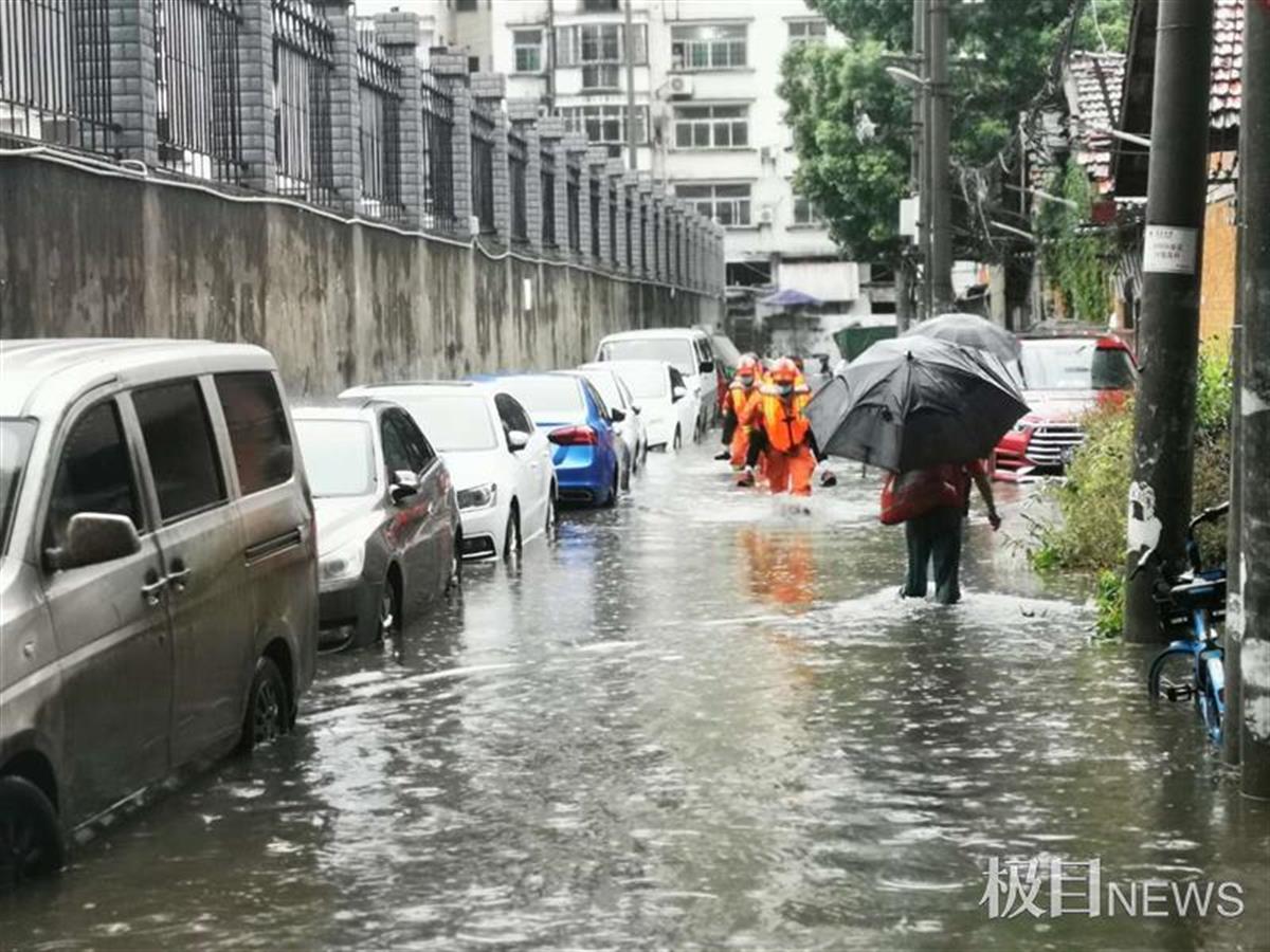 暴雨来袭多名群众被困武汉消防接警上百起营救群众15人