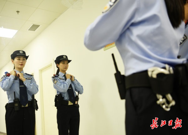 空港警花节日里的风景线过影