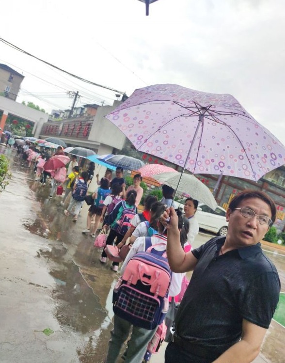 学校雨伞怎么搭_雨伞怎么画(2)