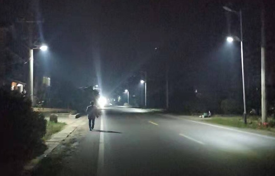 这个龙珠体育村路灯长期不亮的问题解决了更换太阳能灯头村民夜间出行方便多了(图1)