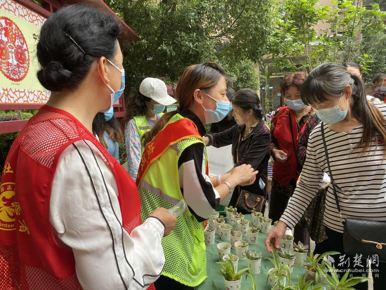 活动现场,由社区工作人员,车都集团工作人员及志愿者组成的控烟宣传