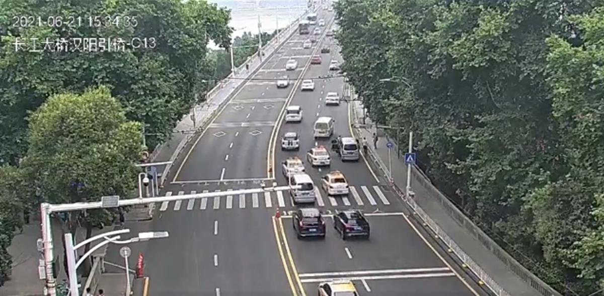 一辆7座面包车塞进16人！长江大桥交警及时拦截消除隐患