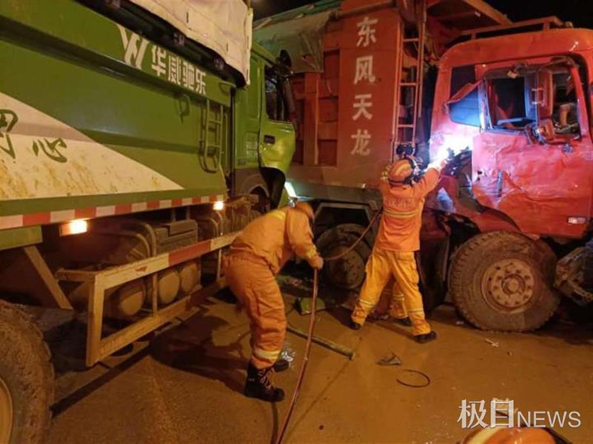 渣土车深夜连发两起车祸,武汉消防成功营救两名被困者
