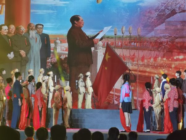 旭日出东方,没有共产党就没有新中国.(记者向洁 摄)