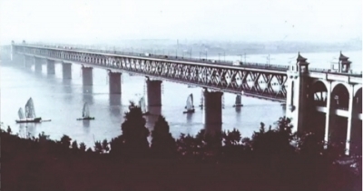 1957年10月15日,武汉长江大桥通车,第一列火车驶过长酱篌桥.