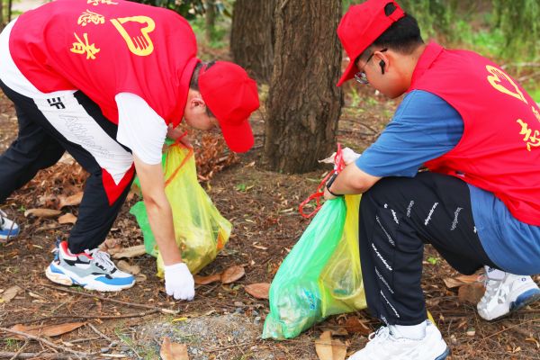 巡堤分拣垃圾,堤上讲防汛故事,武汉商学院志愿者用实际行动保护长江