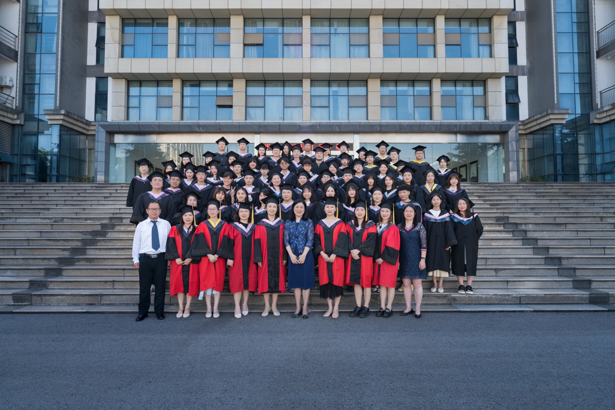 3、济宁大学毕业证外观图：毕业证照片背景是什么，白色还是红色还是蓝色