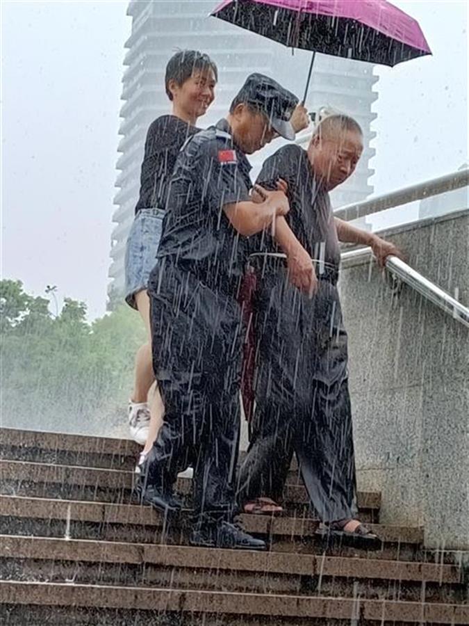 给这种正能量点赞!黑衣男子雨中搀扶老人,这一幕温暖了很多人