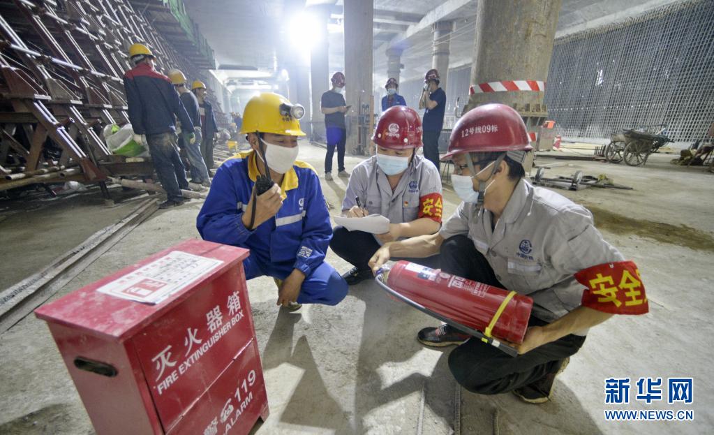 6月19日,中铁七局集团项目部的安全检查人员进行地铁施工现场消防设施