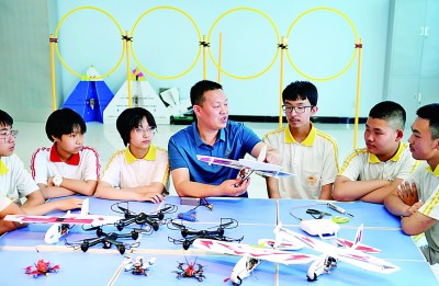 6月24日,在河北省张家口市宣化区第九中学,教师为学生讲解航模原理.