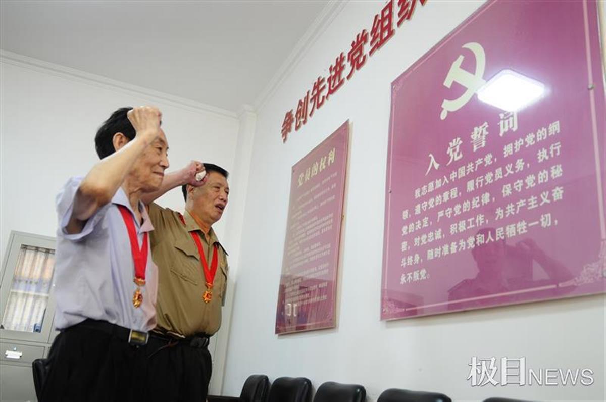 “光荣在党50年”，武汉公交为老党员颁发纪念章