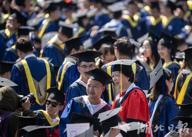 武汉大学举行2021年毕业典礼