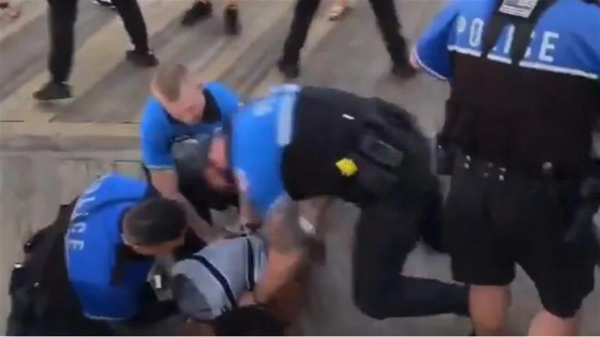 美国警方又现“跪压”执法，这次是跪在19岁黑人少年的身上
