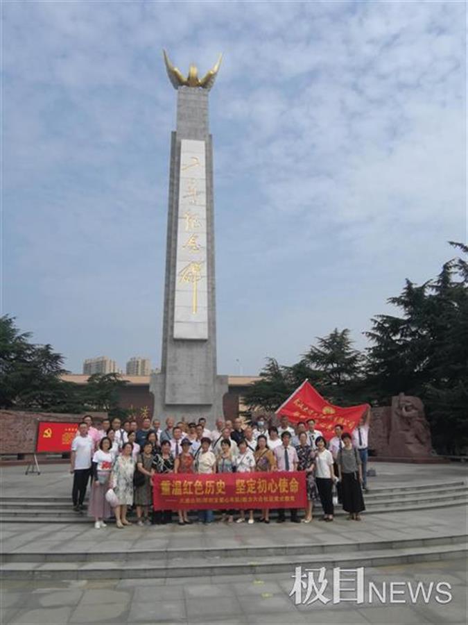 建党100周年黑板报大全,2021七一讲话黑板报 主动揽下社区党员活动接送任务,这个车队用实际行动庆祝建党100周年