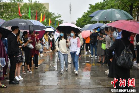 越南人穿中国足球鞋吗,越南人穿中国足球鞋吗图片