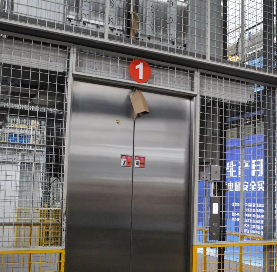 坐电梯扒门,撞门有多危险?来看这5个电梯实验