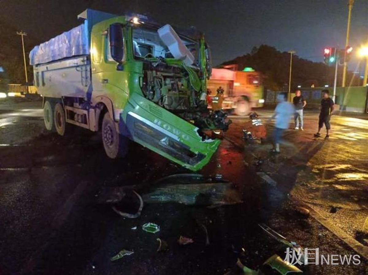 渣土车深夜连发两起车祸,武汉消防成功营救两名被困者