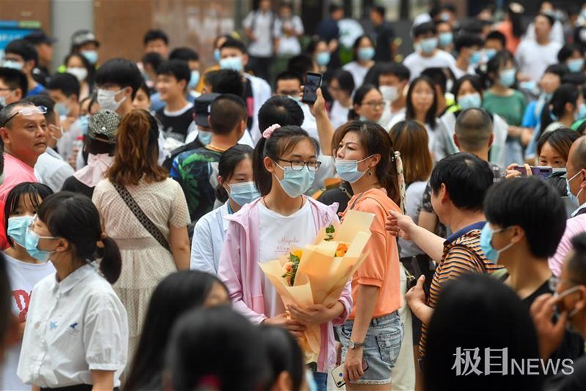 中考结束!鲜花与拥抱送给你