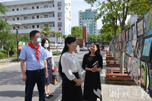 新洲邾城六小举办庆祝建党100周年学生画展