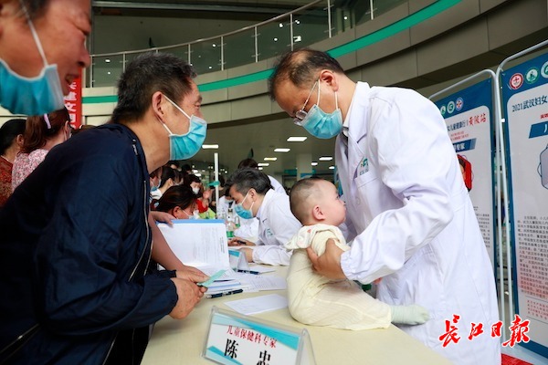 面向全年龄段居民发放免费眼健康体检卡,包含近视,弱视,青光眼,白内障