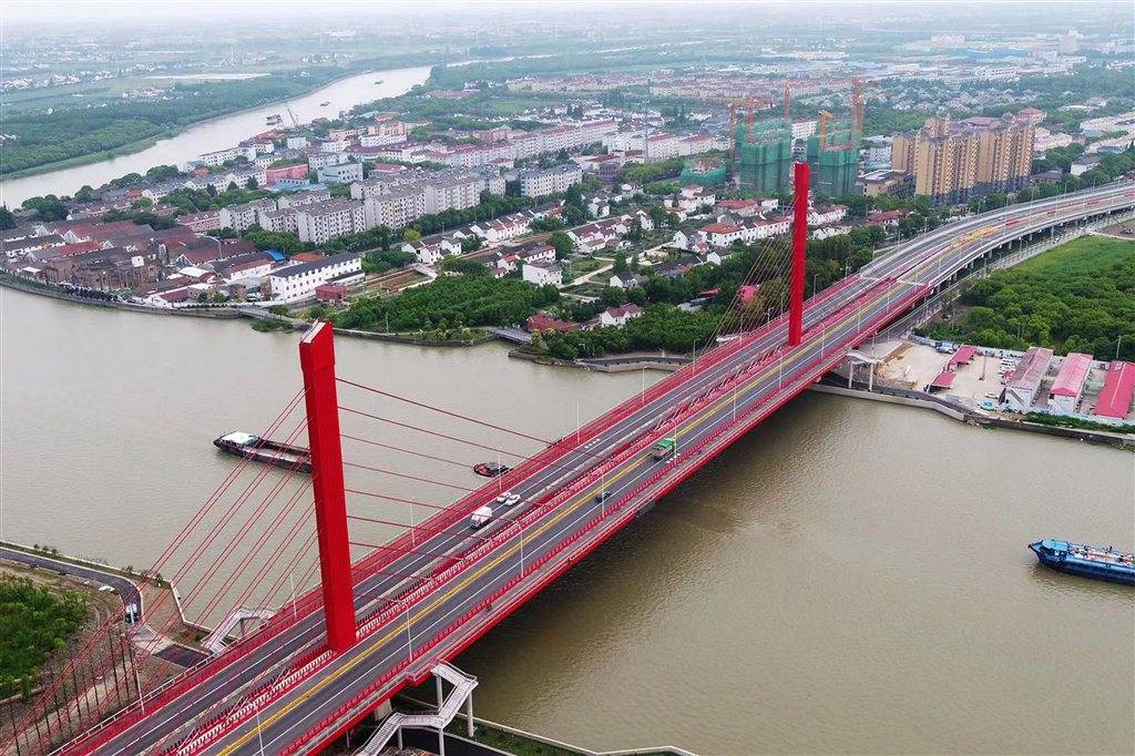 拆旧建新 上海"斜拉桥之母"华丽蜕变 泖港大桥今迎全线通车