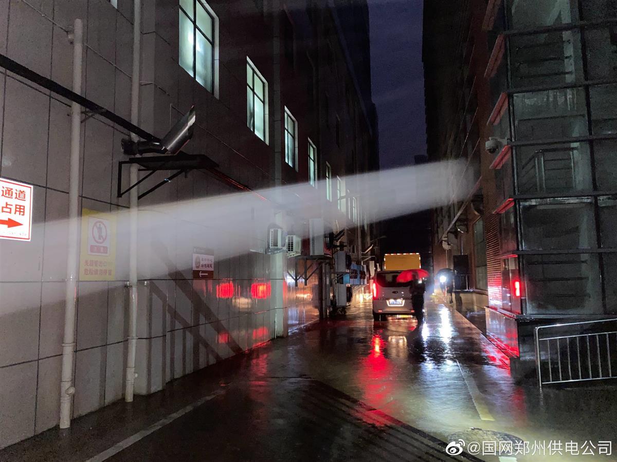 暴雨中的郑州医院:断电导致停诊,大量设备被淹,热心市民送来发电机