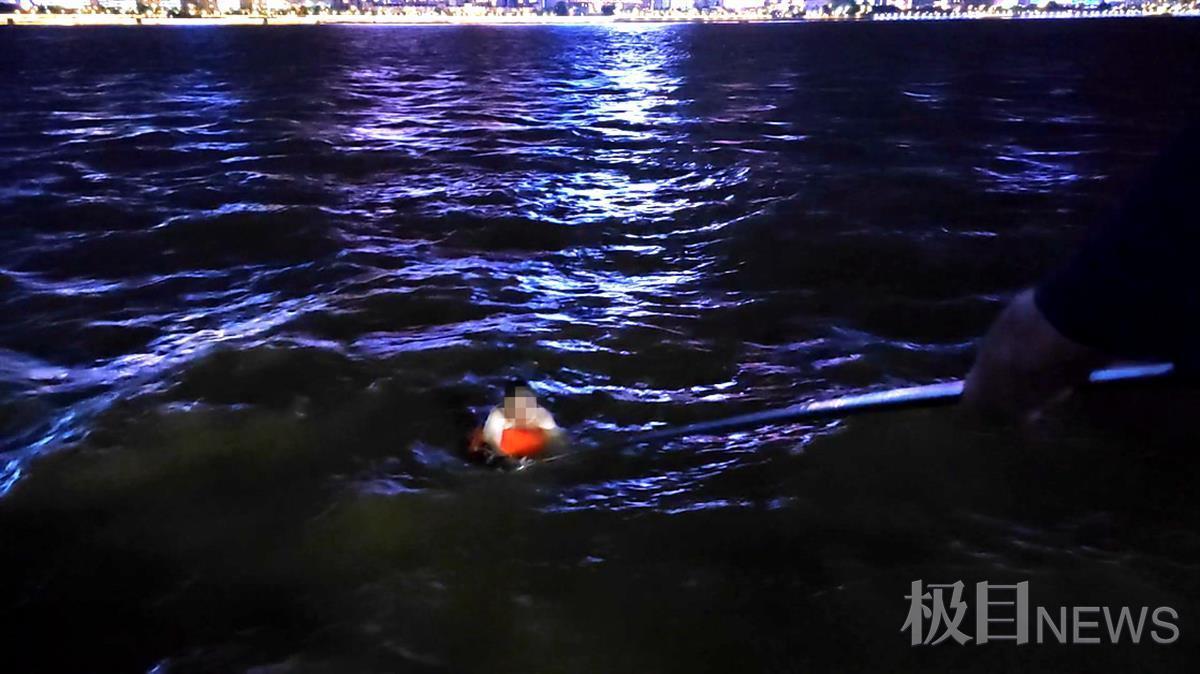 男子游泳腿抽筋,从江汉桥"漂"到王家巷,海事提醒:水性