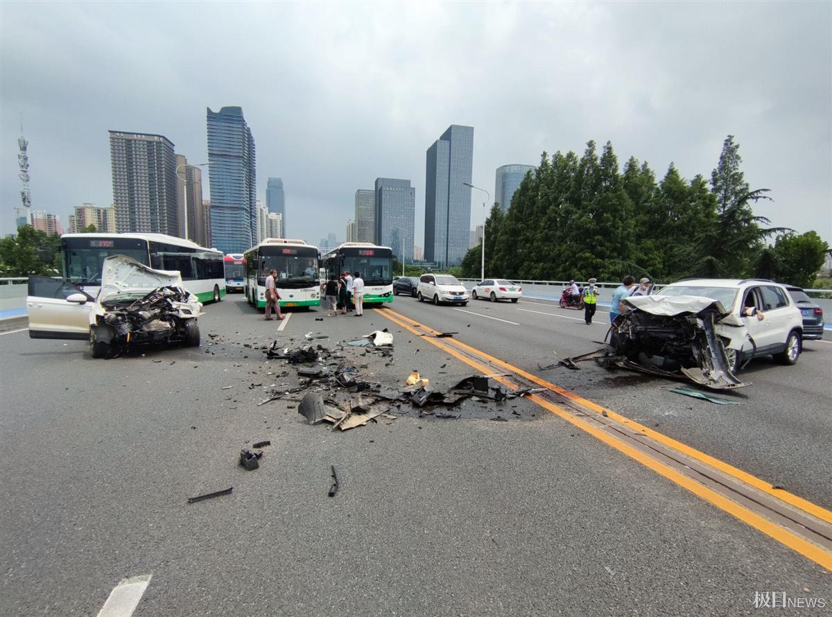 长江二桥上桥处突发车祸,两车对撞车头受损严重