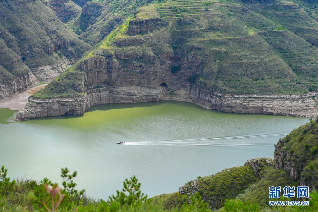 夏日时节,蒙晋陕黄河大峡谷两岸壁立千仞,河道中央碧波荡漾,呈现出