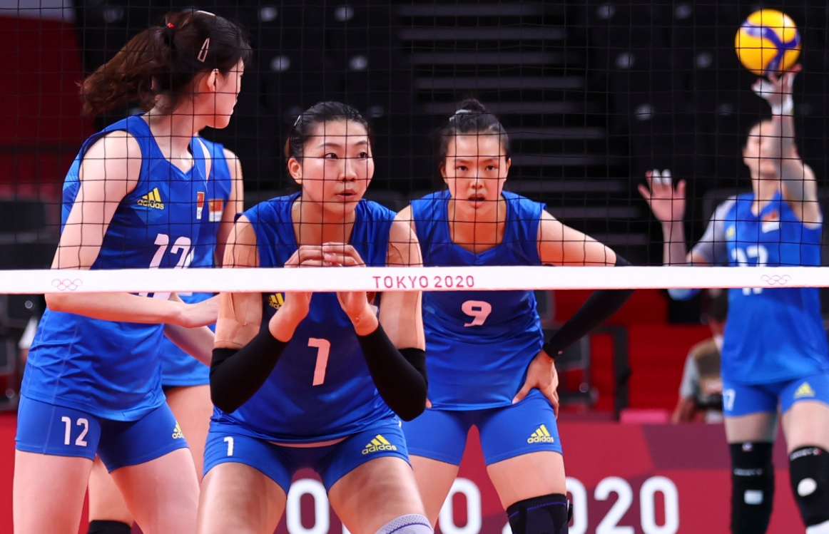 在东京奥运会女子排球小组赛中,中国队对阵美国队.