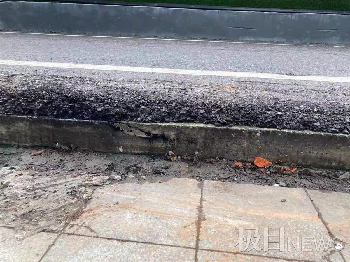 30厘米路坎雨中"隐身,轿车驶过变"卡车"