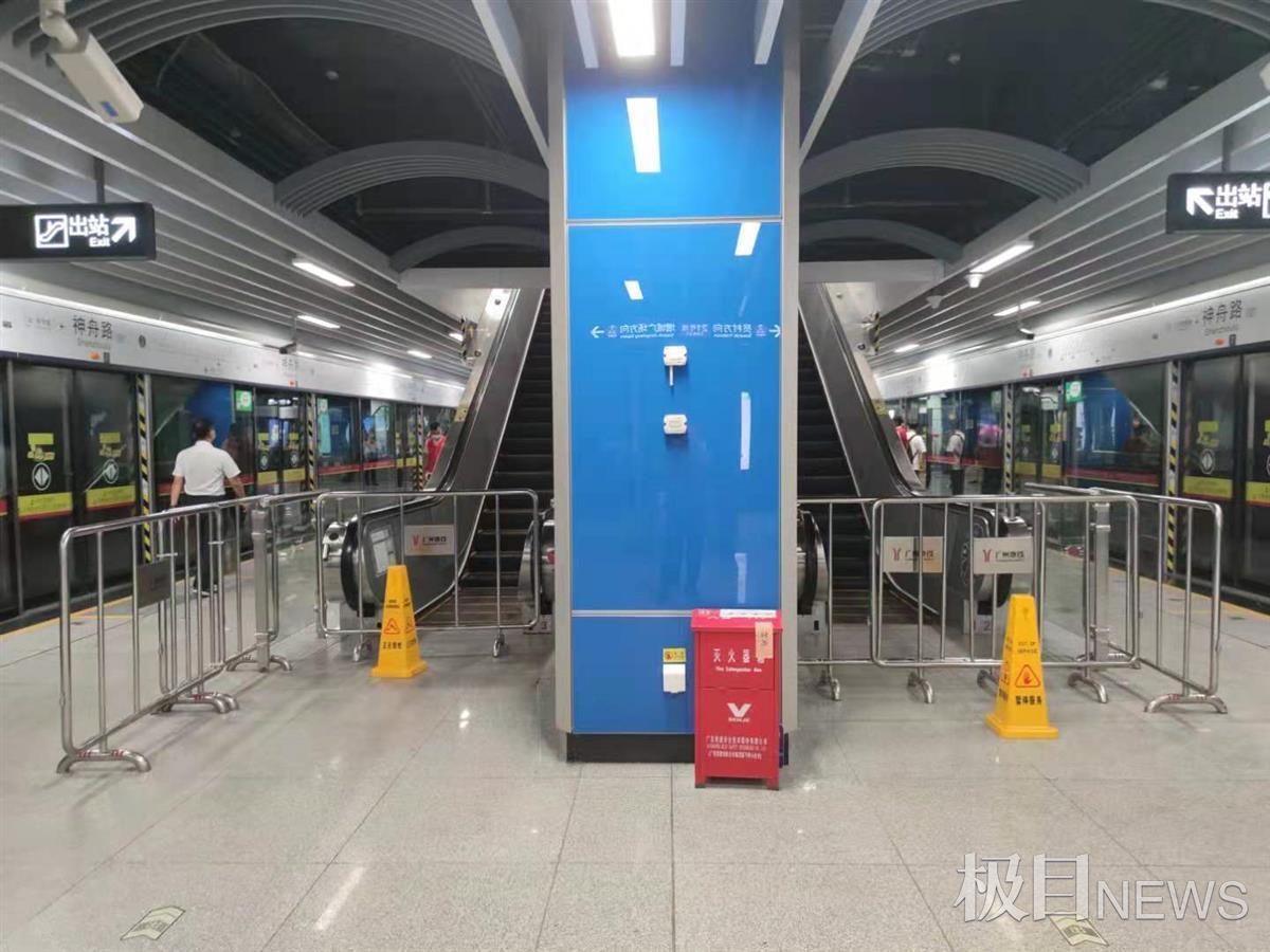 广州地铁神舟路站淹水7小时后通车,现场仍有少量水渍