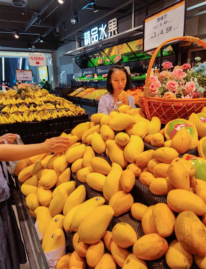 开云集团供应数量品类充足连续阴雨抑制消费需求江城水果市场行情走低(图2)