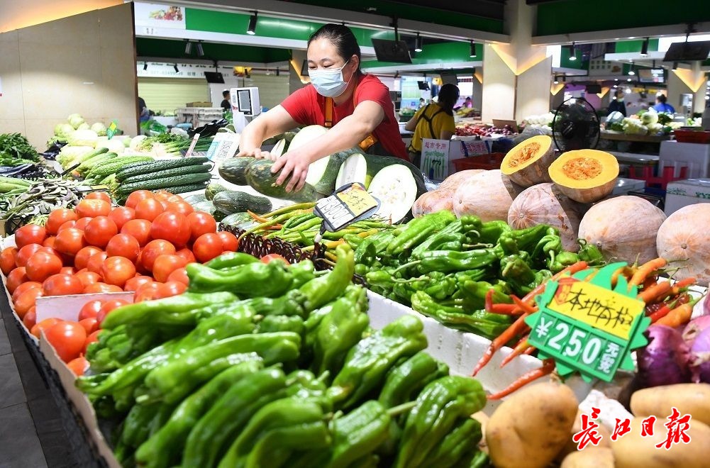 菜场内蔬菜摆放整齐价格公道.(资料图片)