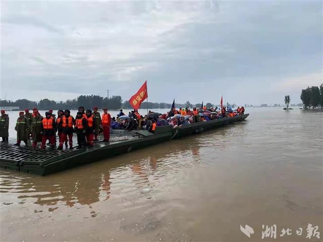 中船应急连夜搭建应急动力舟桥转移1400