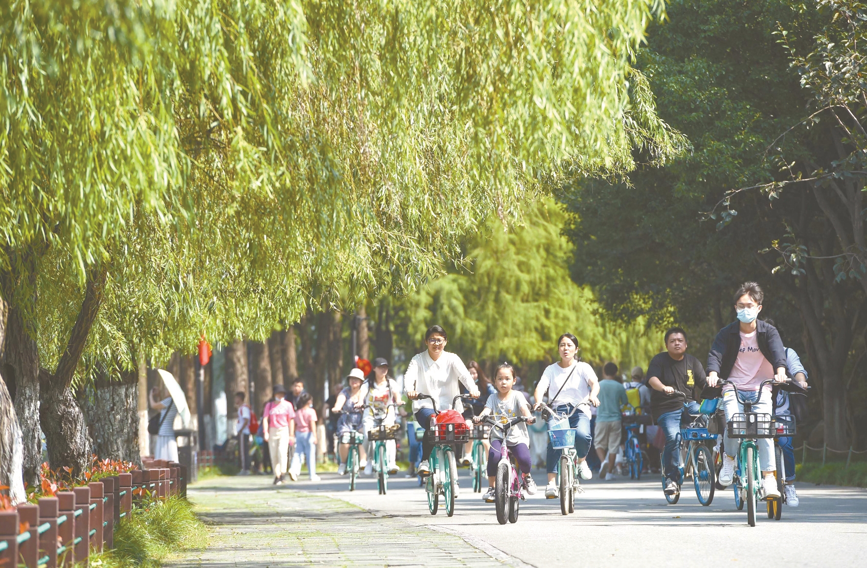 游客在东湖绿道骑行.