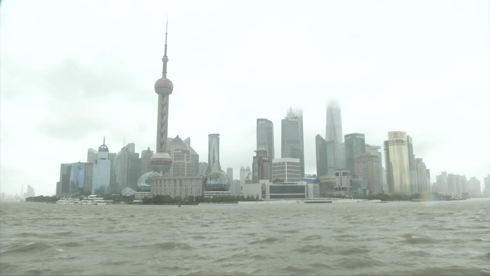 持续更新丨受强台风"烟花"影响 上海外滩风雨交加 部分地铁线路停运