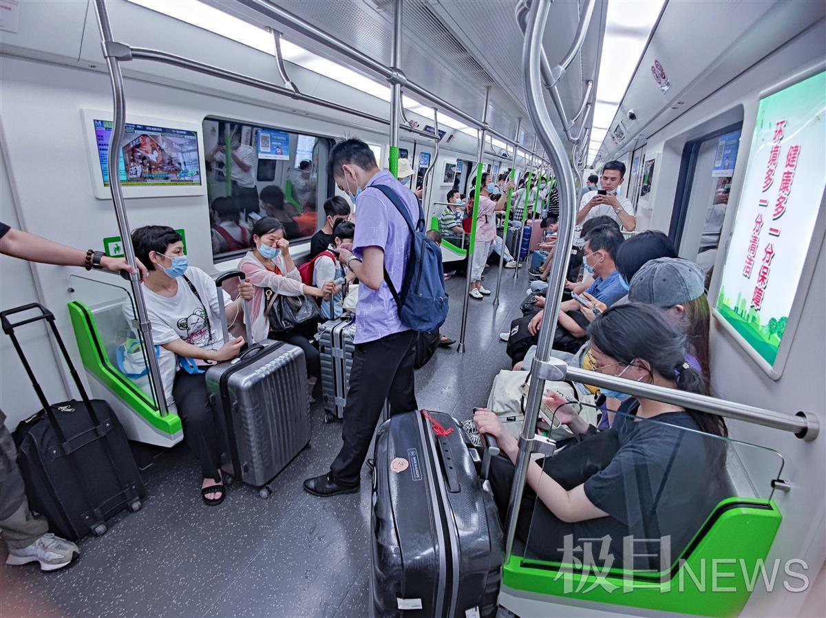 携大件行李的学生客流来了武汉地铁暑运模式ing