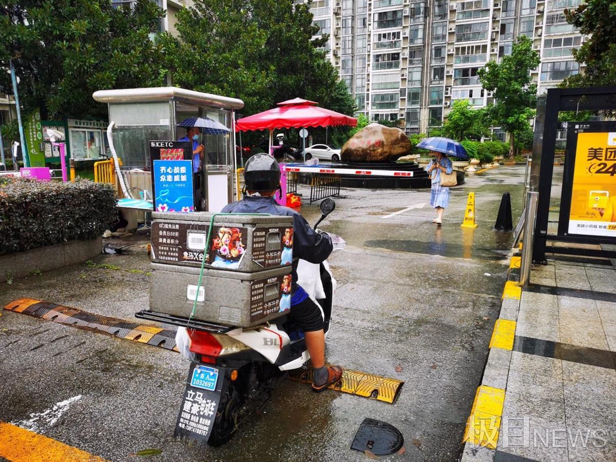 直击南京严控首日:外卖专点堆放禁入小区,菜场仍有人不戴口罩拒示健康