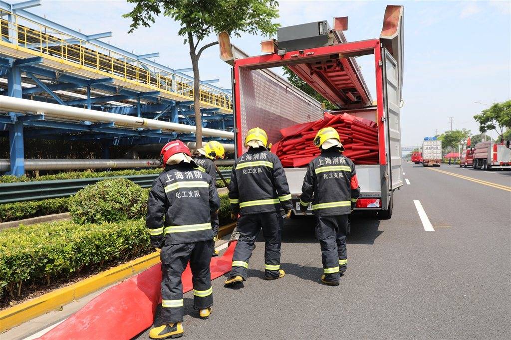 上海消防组织开展化工重型灭火救援编队实战拉动演练