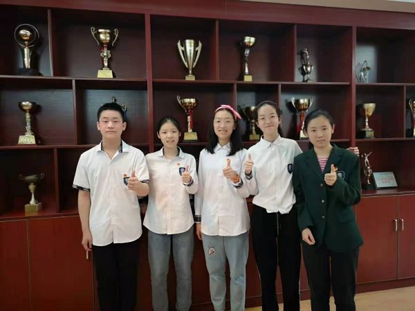 李昊铭,李方彦好,李佩霓,徐语瞳,陶思彤五位同学合影 学校供图