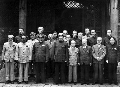 1949年6月,新政协筹备会常务委员在北平中南海合影.